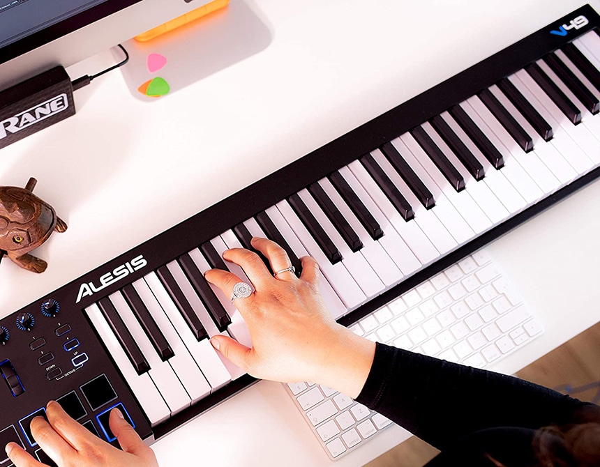 6 Best 49 Key Midi Controllers for True Musicians at Heart!