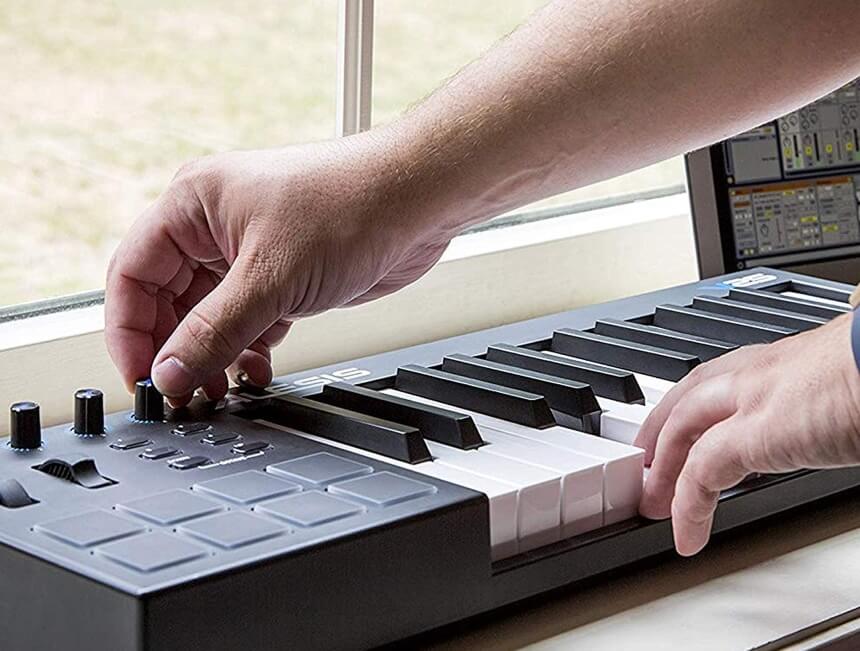 8 Best 25-Key MIDI Controllers That Are Both Compact and Functional