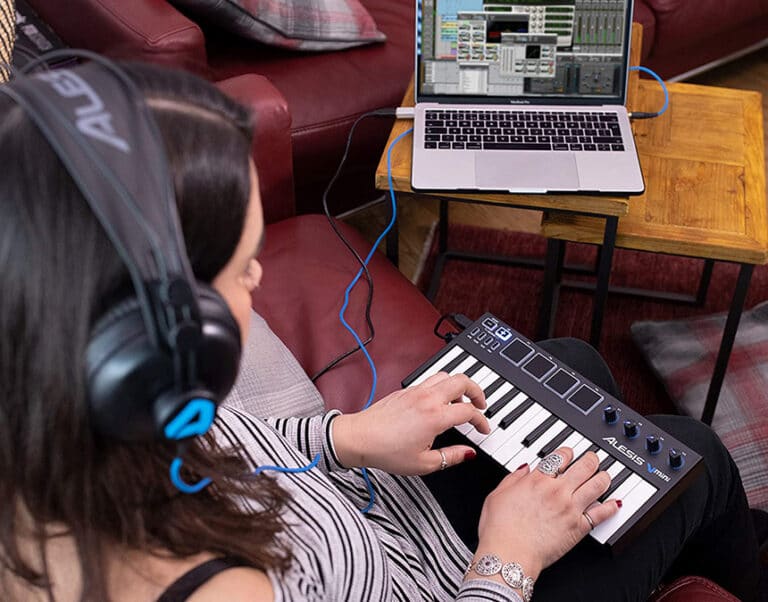 7 Best MIDI Keyboards under 100 Selection (Winter 2023)