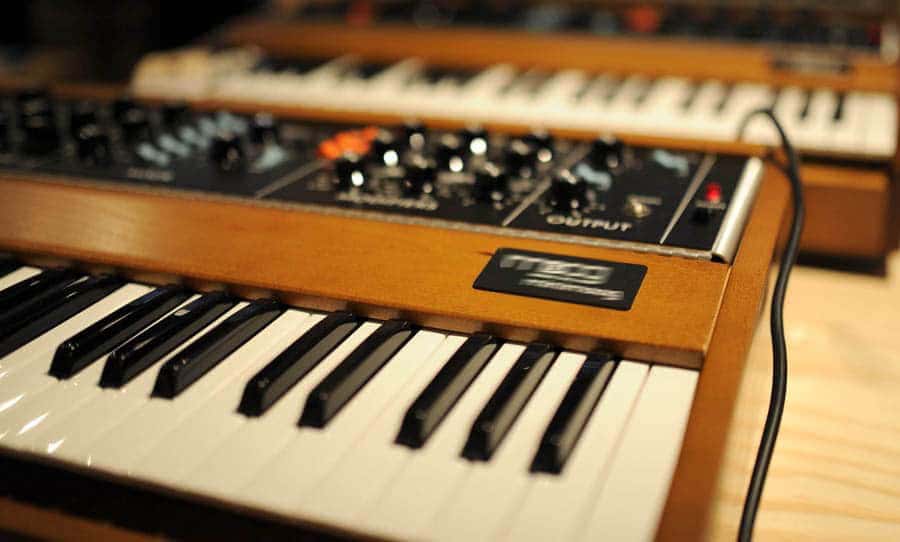 Monophonic vs. Polyphonic Synth: Which Musical Instrument to Choose?