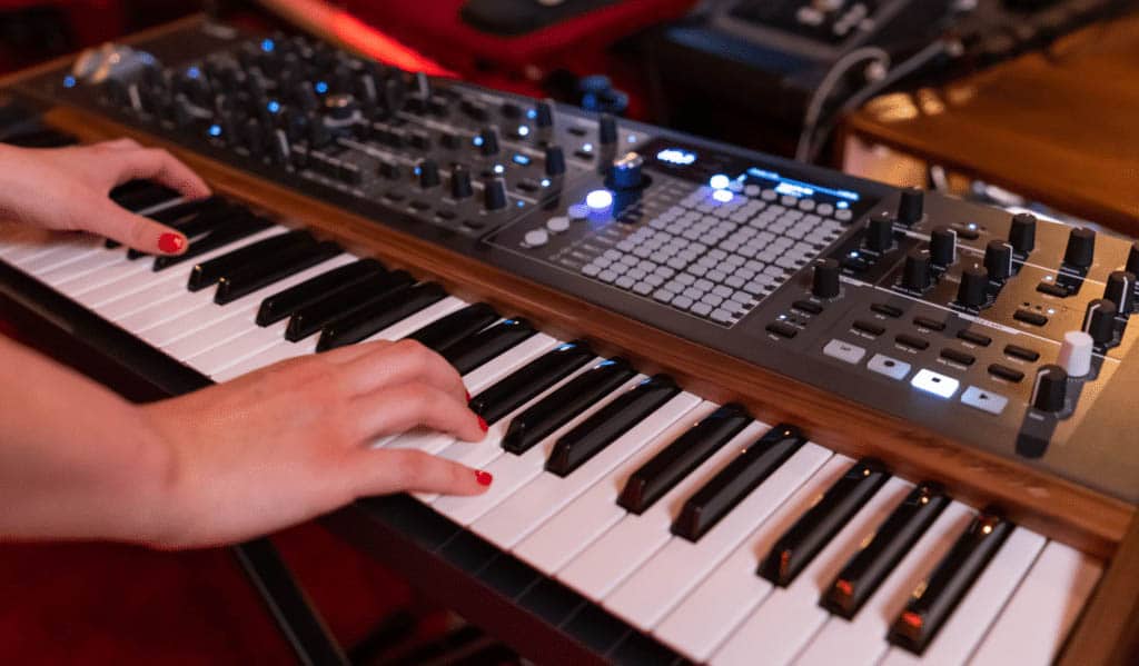 Monophonic vs. Polyphonic Synth: Which Musical Instrument to Choose?